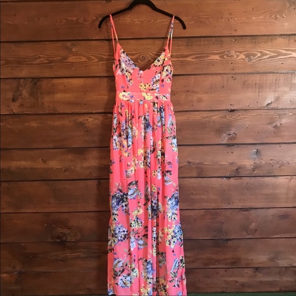 Dresses & Skirts - ILYOLMS beautiful floral maxi dress EUC🌺